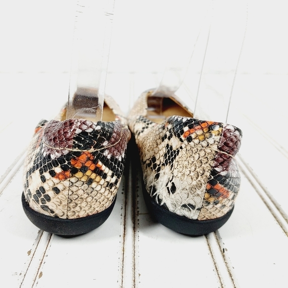 NEW Naturalizer Women's Vivienne Snakeskin Slip On Casual Comfy Flats M54 - Picture 6 of 9